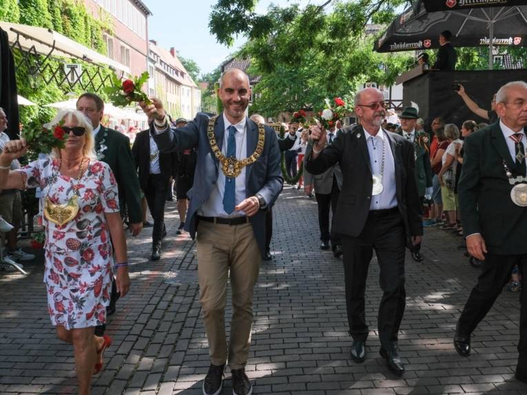 Menschen bei einem Festumzug.